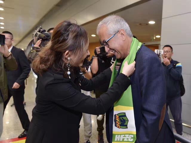 多特官方表示，35岁的沙欣以及34岁的斯文-本德（此前担任德国U17助教）将于1月1日加入俱乐部教练组，二人将成为泰尔齐奇的助教，合同到2025年6月。